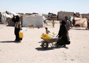أوضاع النازحين اليمنين في اوبوك..مدارس الايواء تستقبل الفارين من هجمات  ميلشات الحوثي