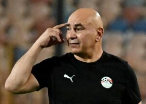 لاعبو منتخب الفراعنة يحتفلون بتجديد عقد حسام حسن وتهنئه من محمد صلاح